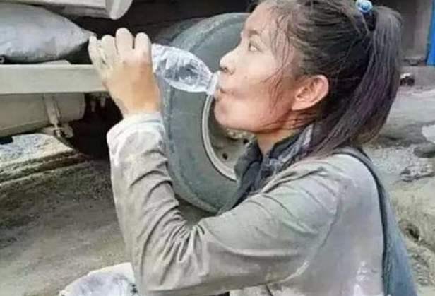 当年伪装成“水泥工”的女网红，挣几千万打赏被揭穿，她后来怎么样？