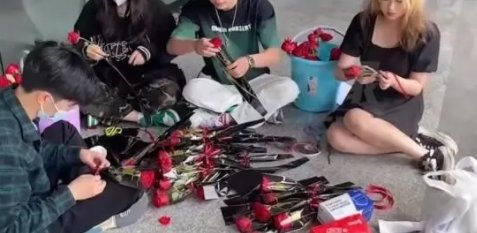 杭州退伍大学生自费准备上百朵应急玫瑰，为何却让家长们感到担忧？