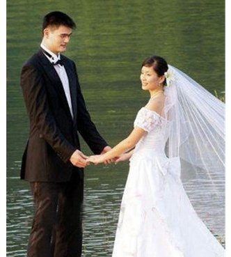 姚明和妻子叶莉什么时候结婚的？