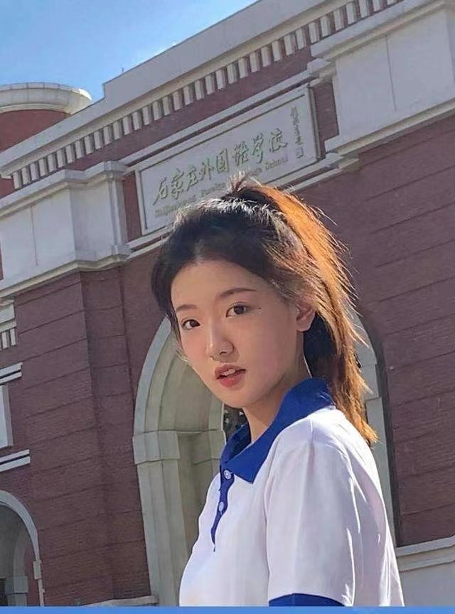 董明珠22岁女助理一夜走红，她的家庭背景情况怎么样？