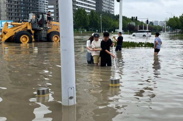 我国12省将遭暴雨侵袭，如何应对极端天气？