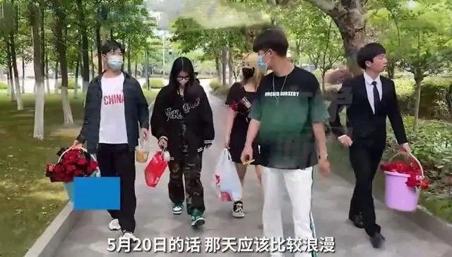 杭州退伍大学生自费准备上百朵应急玫瑰，为何却让家长们感到担忧？