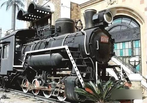 内燃机火车头是多大马力发动机是多少只缸缸径是多少