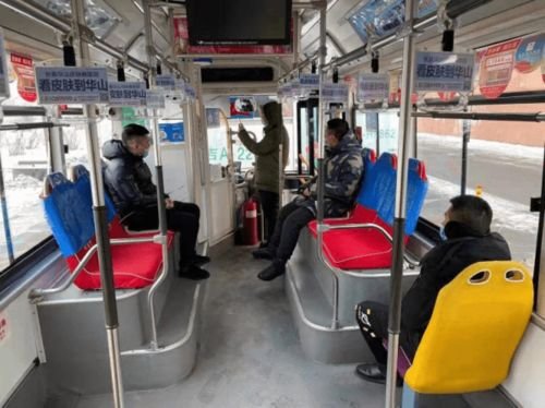 陕西女孩公交车摘口罩喝水，遭司机辱骂殴打，此事是否有更好的解决办法？