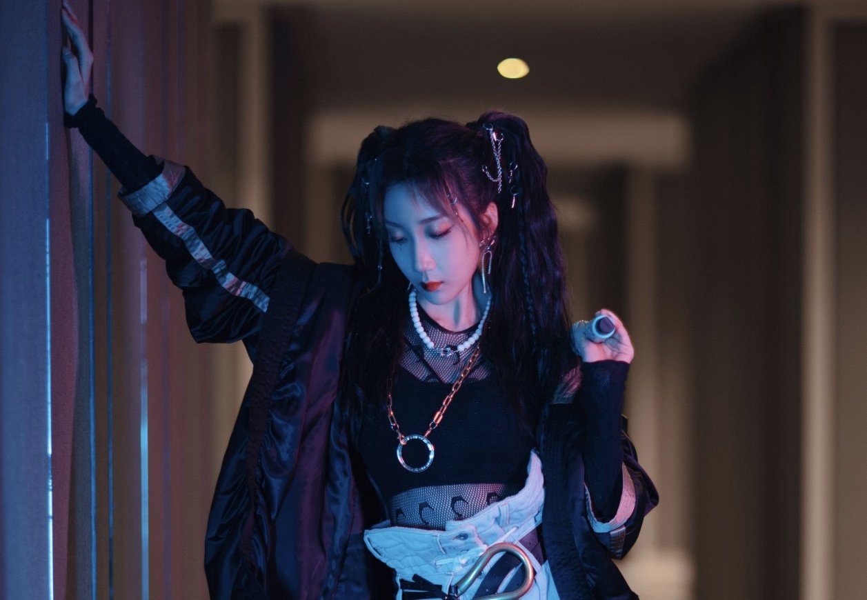 学生就乃万事件发表不当言论被退学，学校如此做法合理吗？