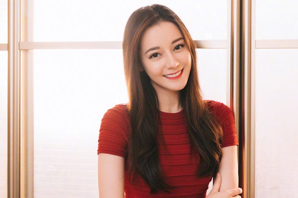 迪丽热巴身材匀称，蝴蝶臀更是让人羡慕，如何才能练出如此身材？