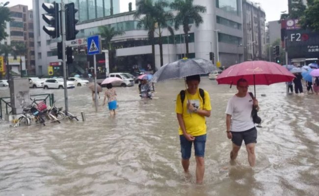 广州暴雨内涝后大水冲进地铁，地铁工作人员采取了什么措施？