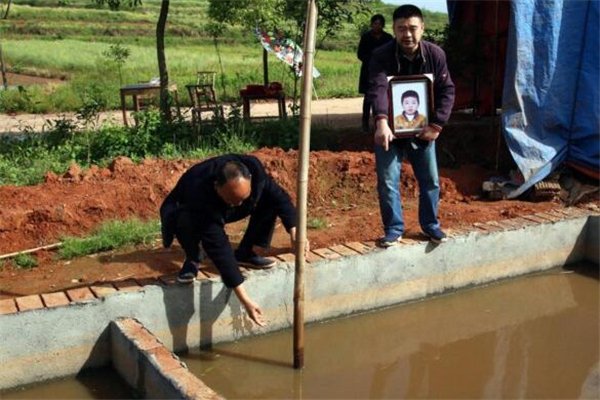 两孙女被奶奶推拉进粪坑溺亡，家属却原谅，精神病就可以随意害人吗？