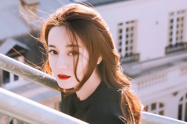 迪丽热巴身材匀称，蝴蝶臀更是让人羡慕，如何才能练出如此身材？