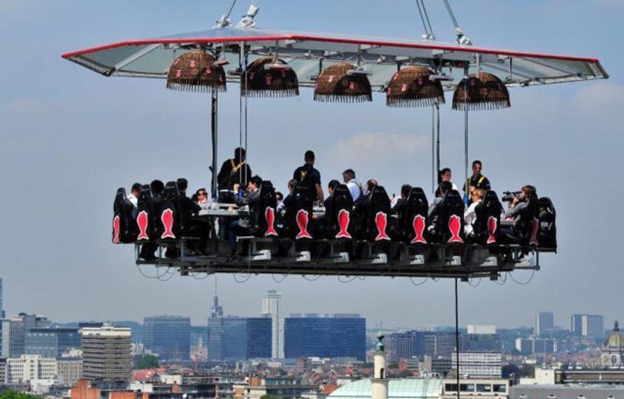 悬在半空中吃饭，世界著名的“空中餐厅”究竟在哪儿？