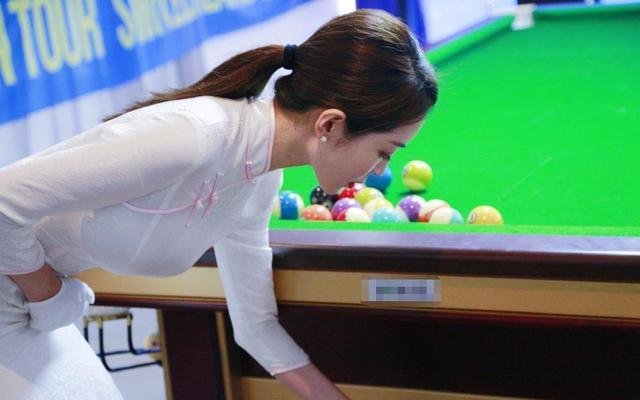 又一位台球女神走红。穿旗袍身姿傲人,她是谁呢?