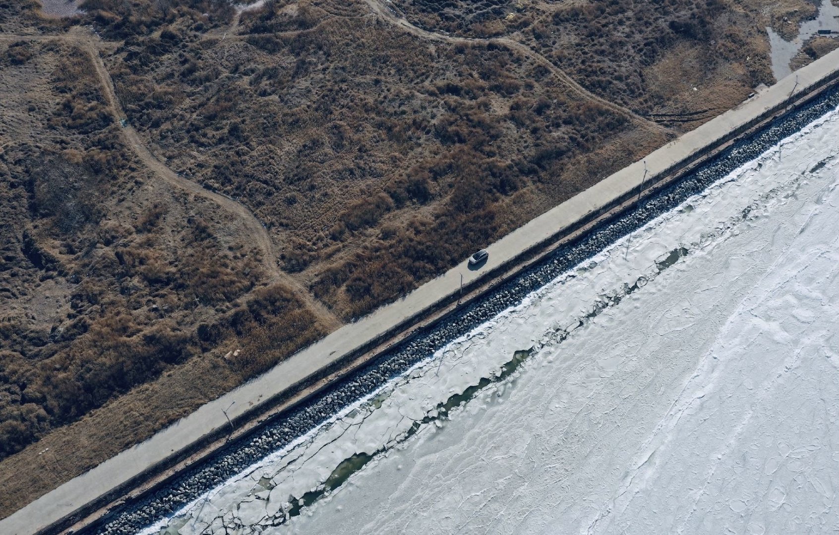 山东青岛海浪翻涌的瞬间被冻住了,这个场面究竟有多美?