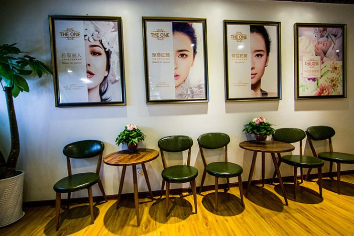 23万整出四个胸,涉事美容院曾2次成被执行人,为何还能继续营业?