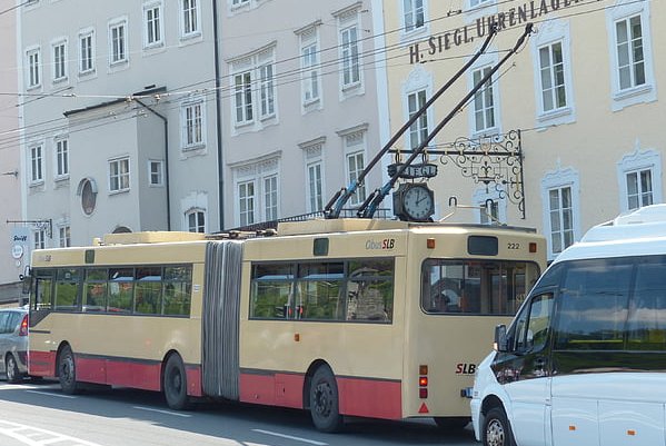 济南一公交司机为什么给乘客下跪道歉?