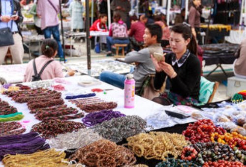 摆地摊卖什么最赚钱而且很受欢迎（利润高摆地摊小商品）