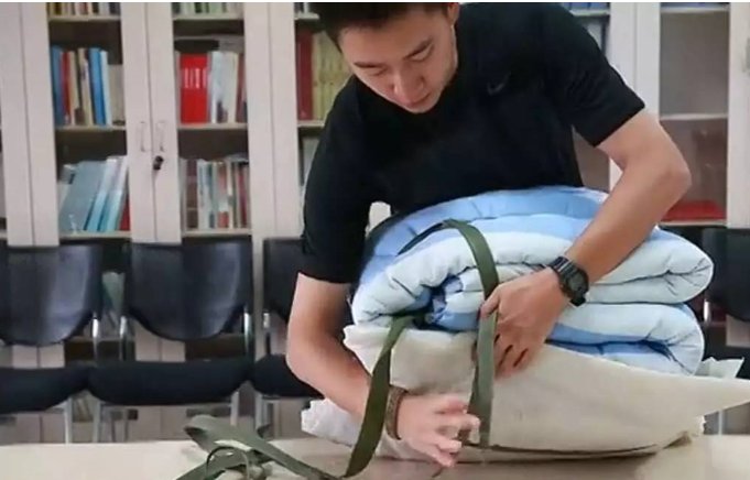 军训要打的背包带怎么打呀?