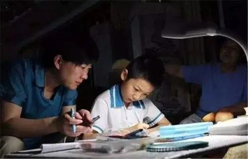 东莞一熊孩子把暑假作业藏床底疯玩两个月,结果如何?