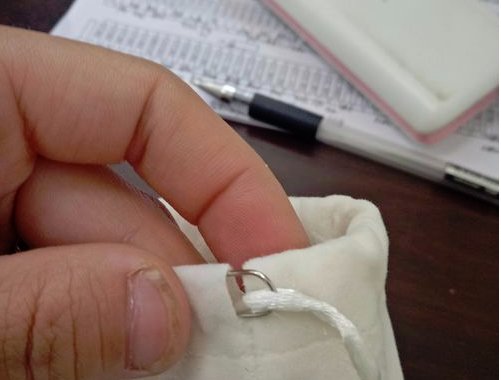 如何把绳子穿到布袋上。 想制作一个小手提袋，可是最后不会穿绳子，2根绳子穿到袋子里，可以拉紧的那种