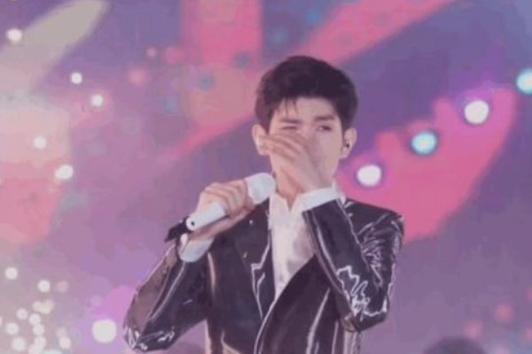 王源被舞台烟花溅到眼睛后,临场反应能力怎么样?