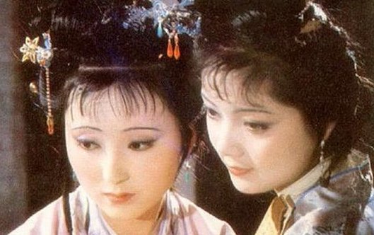 经典电视剧《红楼梦》中的薛宝钗是由张莉所饰演的，她是个什么性格的人？