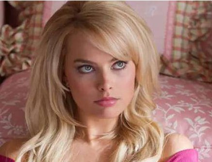 真人版《芭比》曝出首张剧照,这部影片是由哪些演员领衔主演的?