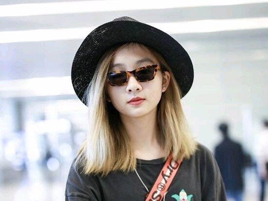 黄多多金发出镜,为何网友对此褒贬不一?