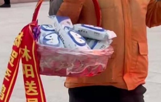 郑州男子痔疮手术后损友拉横幅送花庆祝,如何看待其好友的行为?