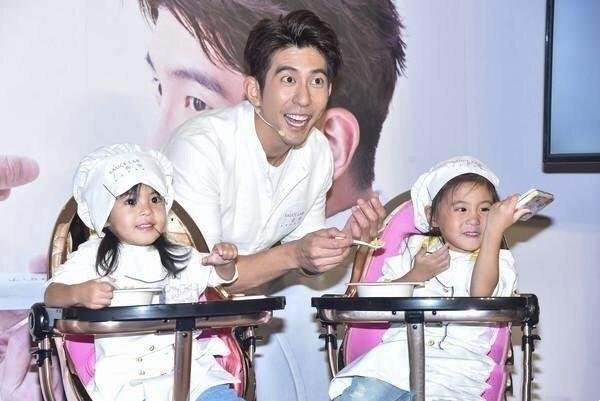 修杰楷带两女儿参加活动，两女儿化身小厨娘不配合，太呆萌可爱你心动了吗？