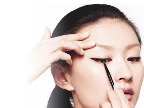 大眼无辜妆最大的特点就是画着一双下垂眼,是这样吗?