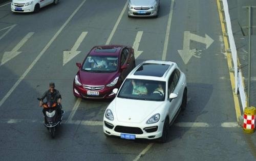 扔后车满窗饮料男子被刑拘,双方行车是否都有违规行为?