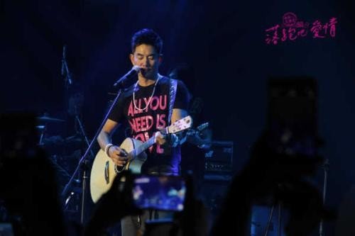 52岁任贤齐罕露面，200斤的身材油腻味十足，为什么酷酷的他一去复返？