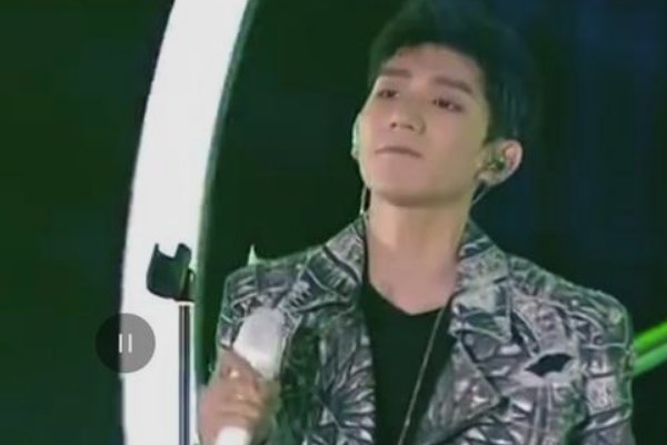 王源被舞台烟花溅到眼睛后,临场反应能力怎么样?