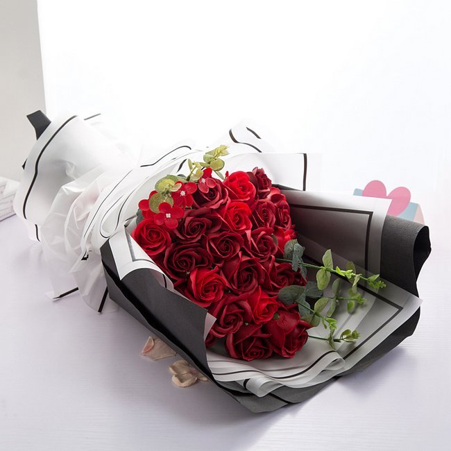 订婚收到99多玫瑰,女孩父亲为保存串起来晾晒,这样的父爱你羡慕吗?