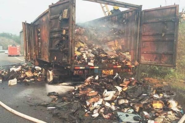 收到双11快递高速起火短信,怎么判断是真有其事还是恶意诈骗?