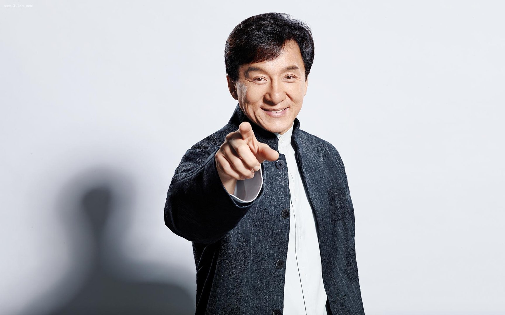 岳云鹏和撞脸烧烤哥见面,有哪些明星和路人十分相像?