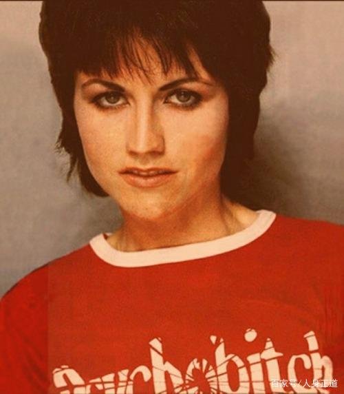 小红莓乐队主唱桃乐丝死因公布,影响了一代人的摇滚乐队,你怎么看?