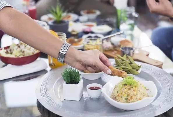 吉林一餐馆把剩饭剩菜给下桌顾客吃,其行为违反了哪些法律规定?