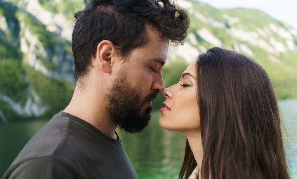 女生第一次接吻会有哪些反应？