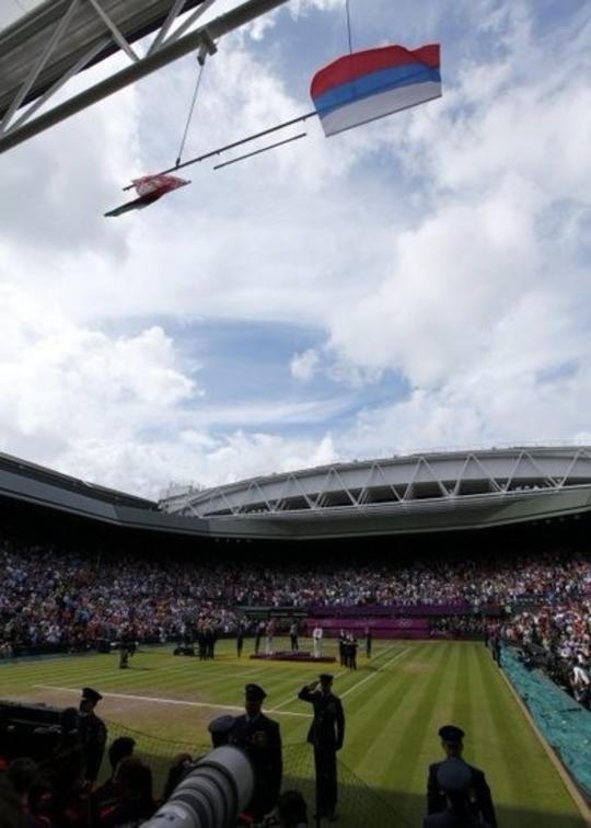 奥运颁奖仪式，美国国旗被风吹落，是真的吗？