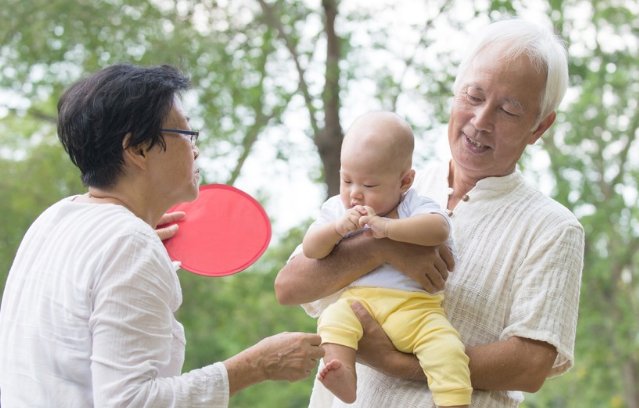 长沙爷爷被孙子一拳打出视网膜裂孔，你如何评价其孙子这一行为？