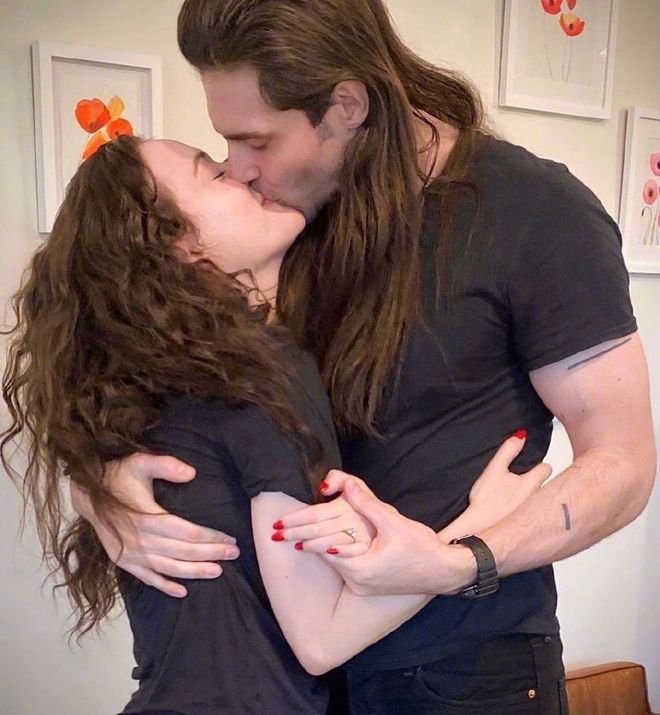 破产姐妹Max扮演者订婚了，男方是何许人也？