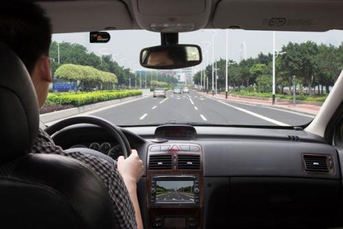 扔后车满窗饮料男子被刑拘,双方行车是否都有违规行为?