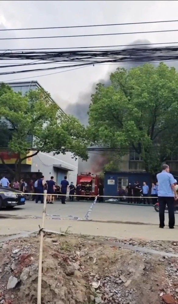 浙江嘉善一海绵厂发生火灾,造成6人死亡,谁该为这些死者负责?