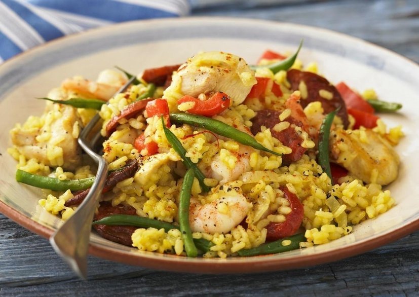 吉林一餐馆把剩饭剩菜给下桌顾客吃,其行为违反了哪些法律规定?