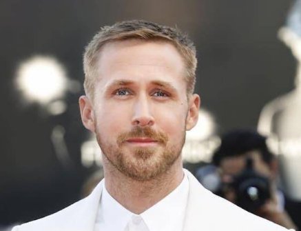 真人版《芭比》曝出首张剧照,这部影片是由哪些演员领衔主演的?