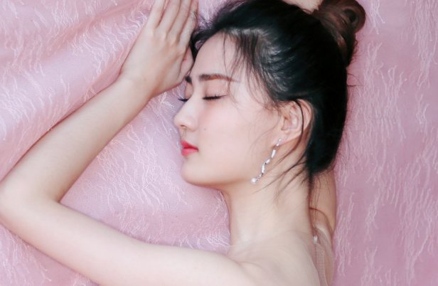 26岁女演员徐璐晒出满屋子的礼服，女明星的快乐有多费钱？