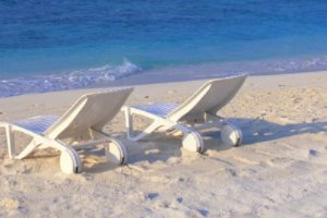 一个人在沙滩上走路，却没有脚印是为什么？