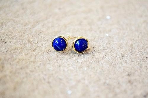 戴耳钉的正确方法