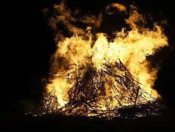 印度老人遗体火化时女儿跳进了火堆,女儿究竟为何这么做?