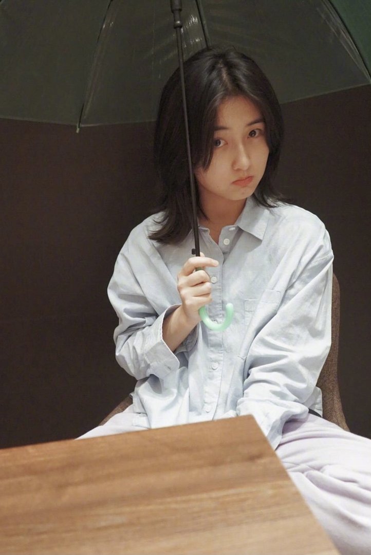 张子枫帮小演员整理头发,张子枫是不是一个很有爱心的女孩子?